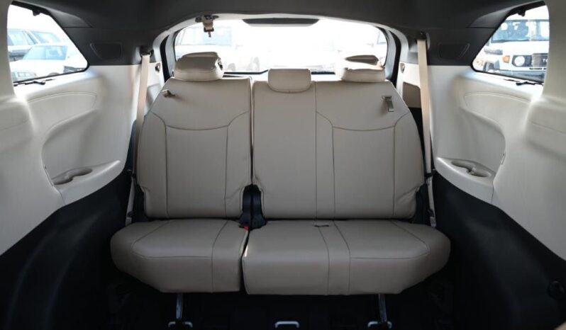 2024 Toyota Sienna 2.5 L Hybrid Powertrain White Beige