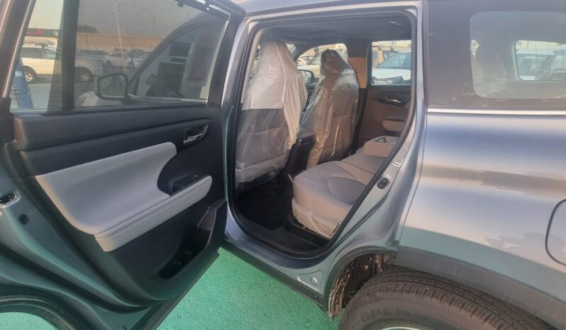 2024 Toyota Highlander 2.5 L inline‑4 Hybrid Grey Beige