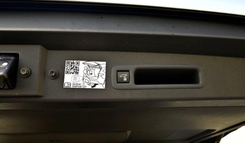 2024 Toyota Sienna 2.5 L Hybrid Powertrain White Beige