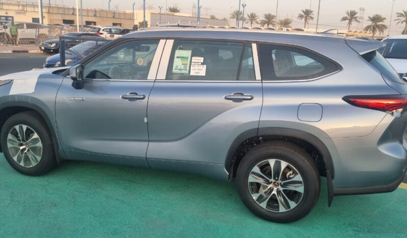2024 Toyota Highlander 2.5 L inline‑4 Hybrid Grey Beige