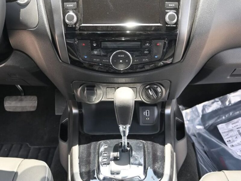 Nissan Navara NISSAN NAVARA 2.5L DIESEL PRO4X 4X4 SILVER DC AT 2025 Silver