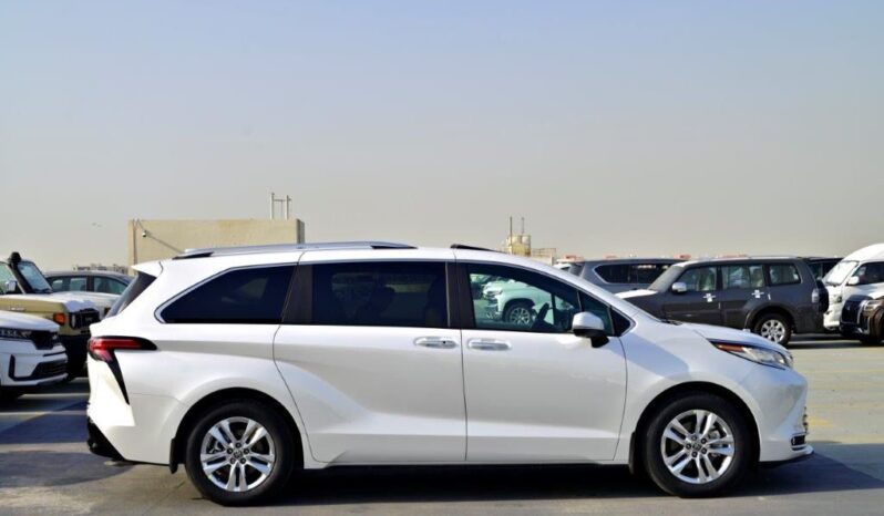 2024 Toyota Sienna 2.5 L Hybrid Powertrain White Beige