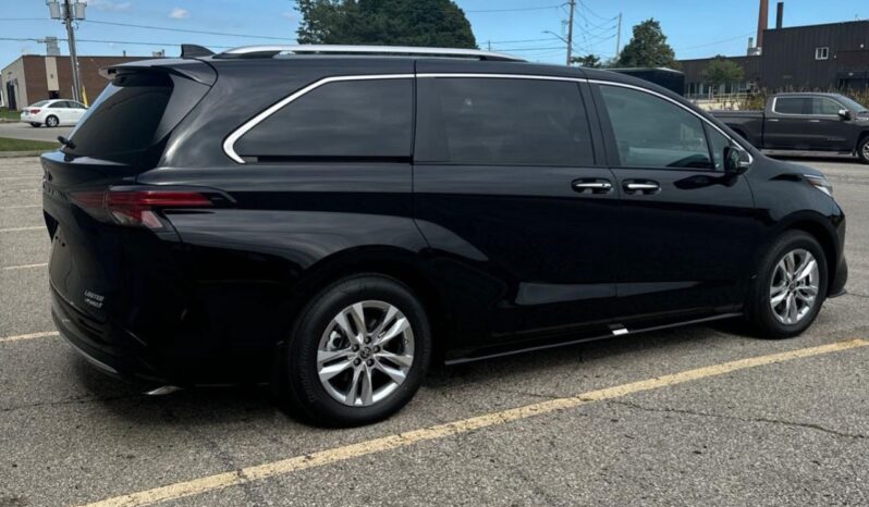 2024 Toyota Sienna 2.5 L inline‑4 with Hybrid Synergy Black Grey