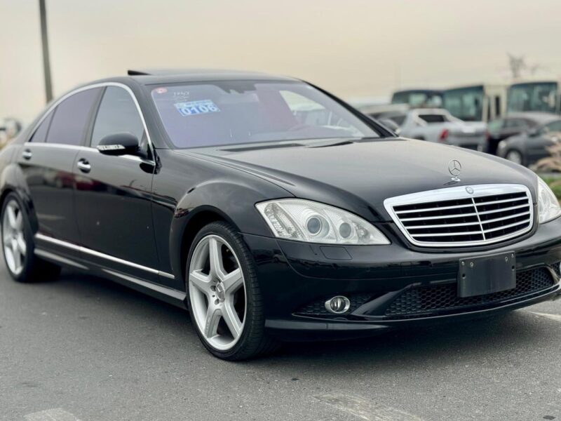 2007 Black Mercedes-Benz S 550 5.5 Liters 8 Cylinders Engine