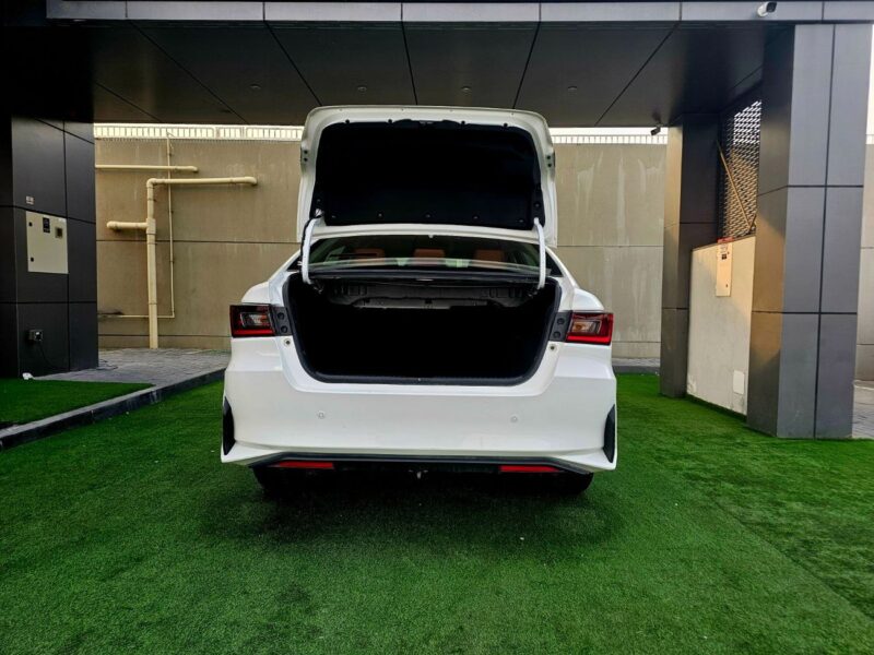 2023 Toyota Yaris SE 1.5 litre V4 Engine White Orange GCC Specs