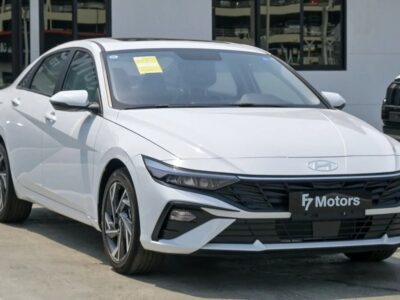 Hyundai Elantra 2025 Hyundai Elantra 4 Cylinder Engine White Black