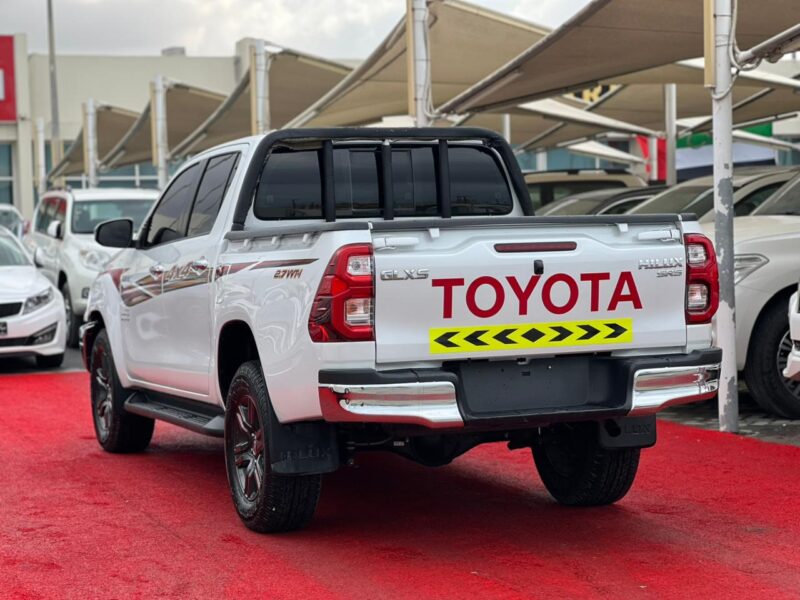 2025 Toyota Hilux 4X4 Petrol Fully Automatic GCC Specs White Red