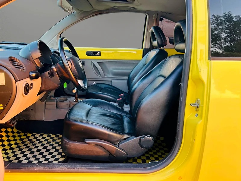 2001 Volkswagen Beetle Standard CLEAN CAR LOW MILEAGE Yellow Black