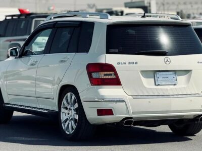 2011 Mercedes-Benz GLK-Class GLK 300 4matic Neat and Clean Car White Black
