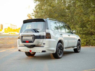 2020 Mitsubishi Pajero Signature Edition 6 Cylinder Engine GCC White Red