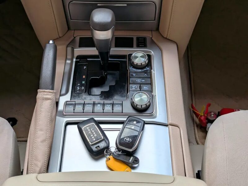 2019 Toyota Land Cruiser GXR 4.5L V8 Turbo Diesel White Beige GCC Specs