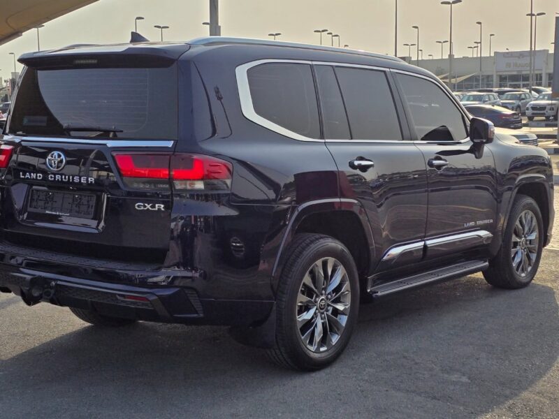 Toyota Land Cruiser GXR V6 Twin Turbo 2022 GCC Specs Blue Beige