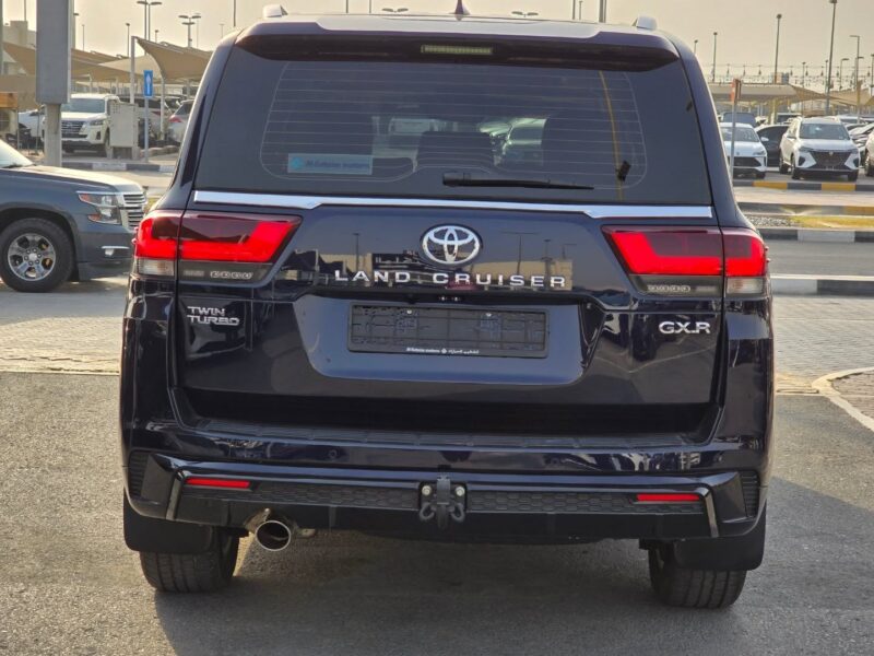 Toyota Land Cruiser GXR V6 Twin Turbo 2022 GCC Specs Blue Beige