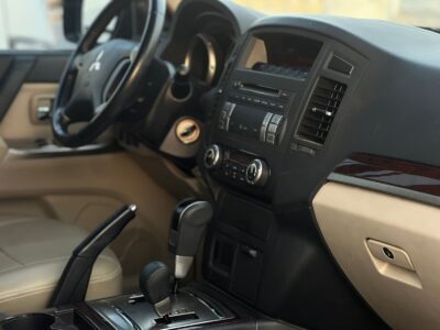 2014 Mitsubishi Pajero GLS V6 4X4 GCC Specs Grey Beige