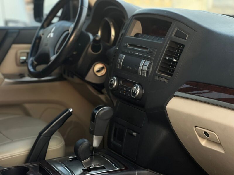 2014 Mitsubishi Pajero GLS V6 4X4 GCC Specs Grey Beige