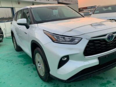 2024 Toyota Highlander 2.5L Inline‑4 Hybrid + CVT AWD White Beige