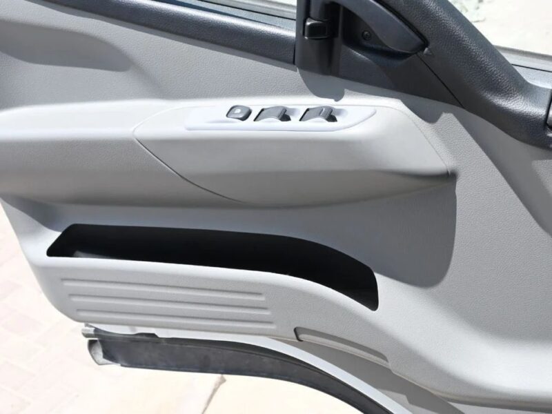 2024 Mitsubishi Fuso Canter MITSUBISHI CANTER CARGO 4.2L DSL SCABIN 4X2 MT White