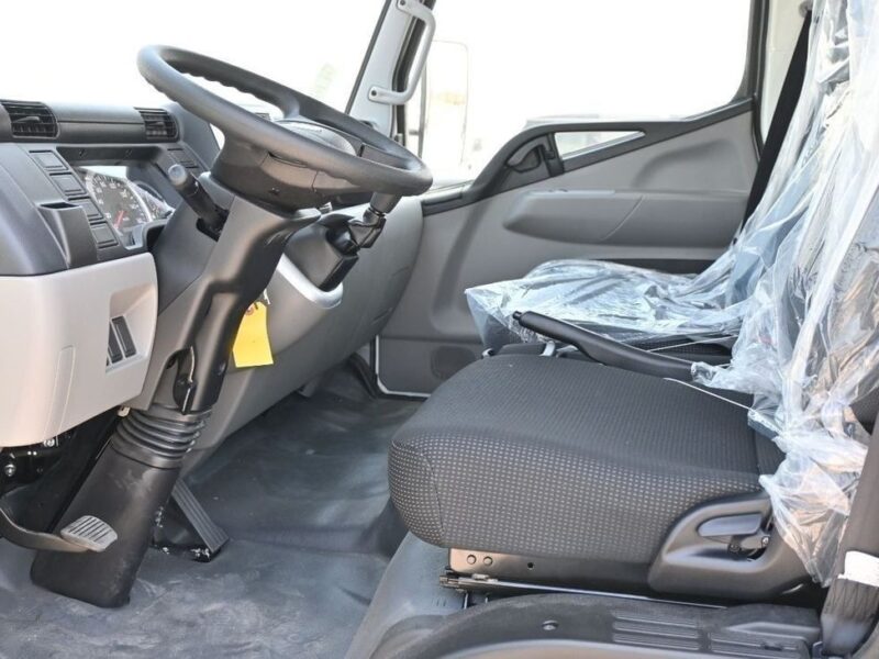 2024 Mitsubishi Fuso Canter MITSUBISHI CANTER CARGO 4.2L DSL SCABIN 4X2 MT White