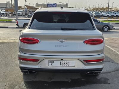 BENTLEY Bentayga V8 Turbo Engine 2023 Silver Red GCC Specs