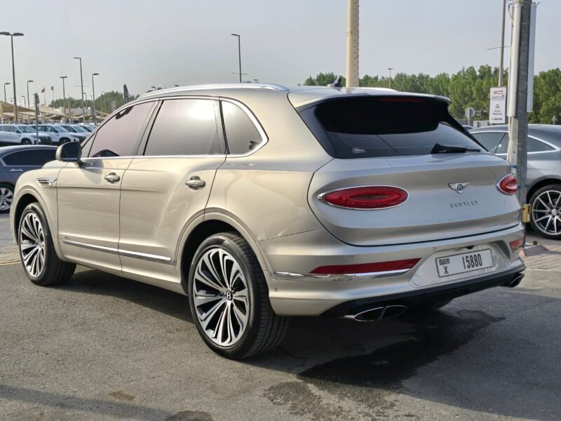 BENTLEY Bentayga V8 Turbo Engine 2023 Silver Red GCC Specs
