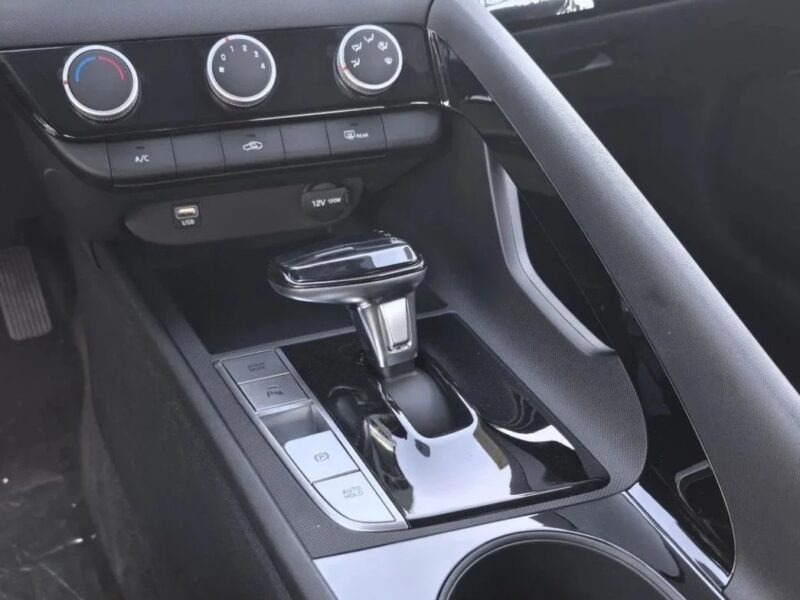 Hyundai Elantra 2025 Hyundai Elentra 1.5L CVT GLX Elite White Black