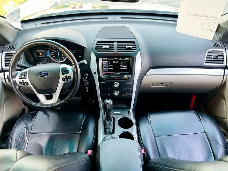 2014 Ford Explorer XLT SUV Neat and Clean Car Black