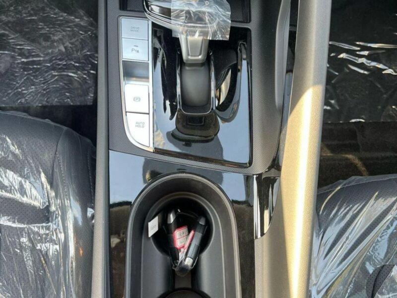 2025 Hyundai Elantra 2025 Hyundai Elantra 1.5L Full Options White Black