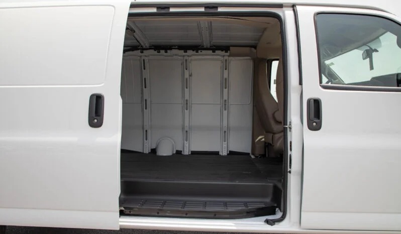 Heavy-Duty 2025 GMC Savana 2500 EXT Cargo 6.6L V8 GCC Spec White Grey
