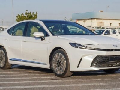 2025 Toyota Camry LE HEV 2.5L 4 Cylinder Engine Hybrid White Beige