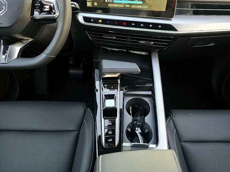 MG One MG One 1.5 LUX SUV FWD 5Doors Red Black Color 2024