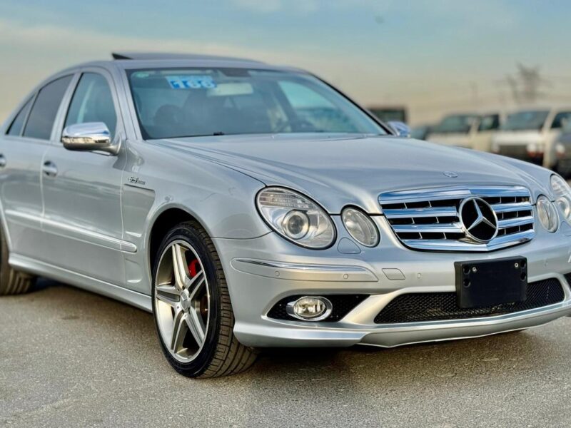 2007 Mercedes-Benz E 550 5.5-liter 8 cylinders Engine Silver Black
