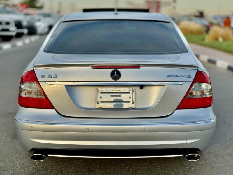2007 Mercedes-Benz E 550 5.5-liter 8 cylinders Engine Silver Black