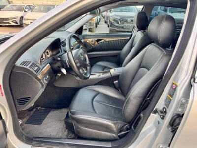 2007 Mercedes-Benz E 550 5.5-liter 8 cylinders Engine Silver Black