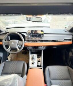 2024 Mitsubishi Outlander 2.5 litre 4 Cylinder Engine White Black