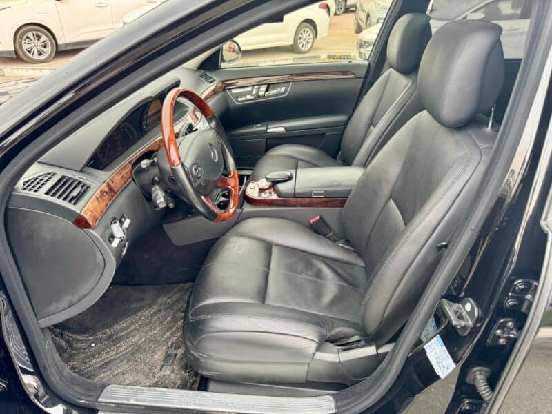 2007 Black Mercedes-Benz S 550 5.5 Liters 8 Cylinders Engine