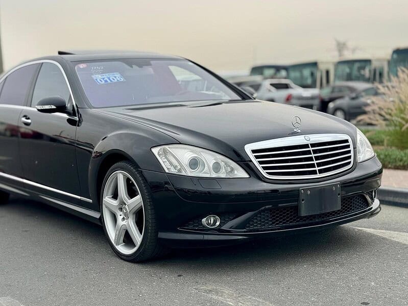 2007 Black Mercedes-Benz S 550 5.5 Liters 8 Cylinders Engine