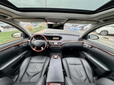 2007 Black Mercedes-Benz S 550 5.5 Liters 8 Cylinders Engine