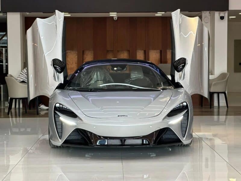 2023 McLaren Artura V6 3.0 Twin Electrically Actuated Turbochargers Silver White