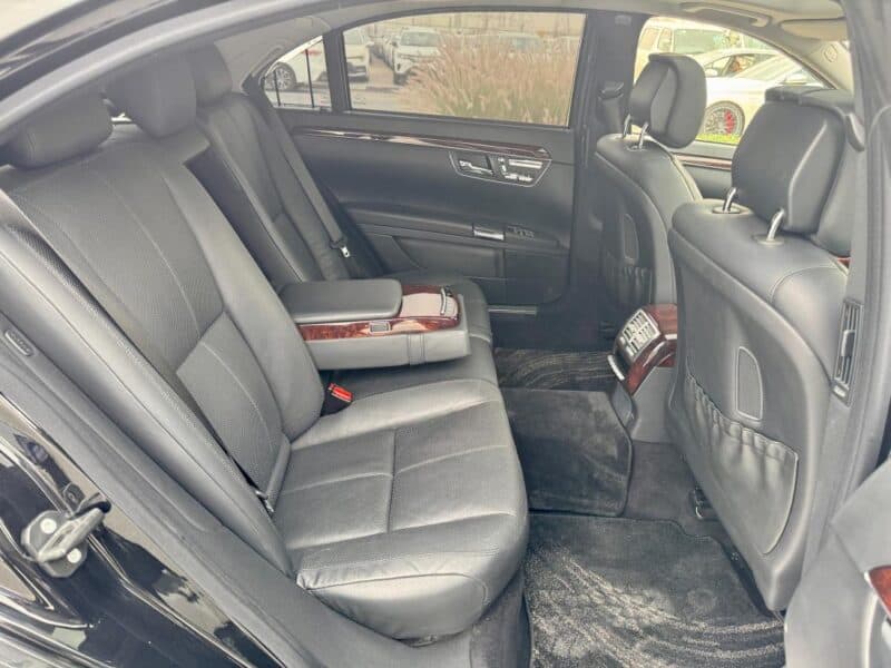 2007 Black Mercedes-Benz S 550 5.5 Liters 8 Cylinders Engine