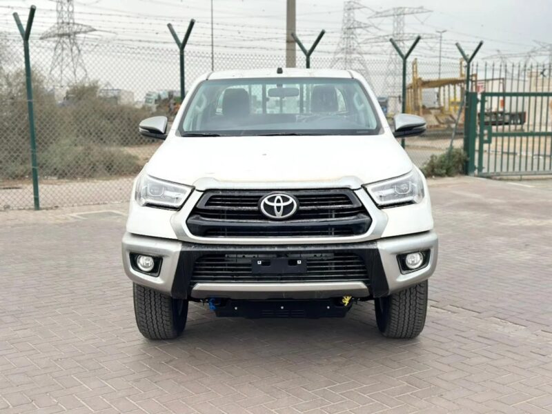 2025 Toyota Hilux SR 2.7L Petrol White Red GCC Specs