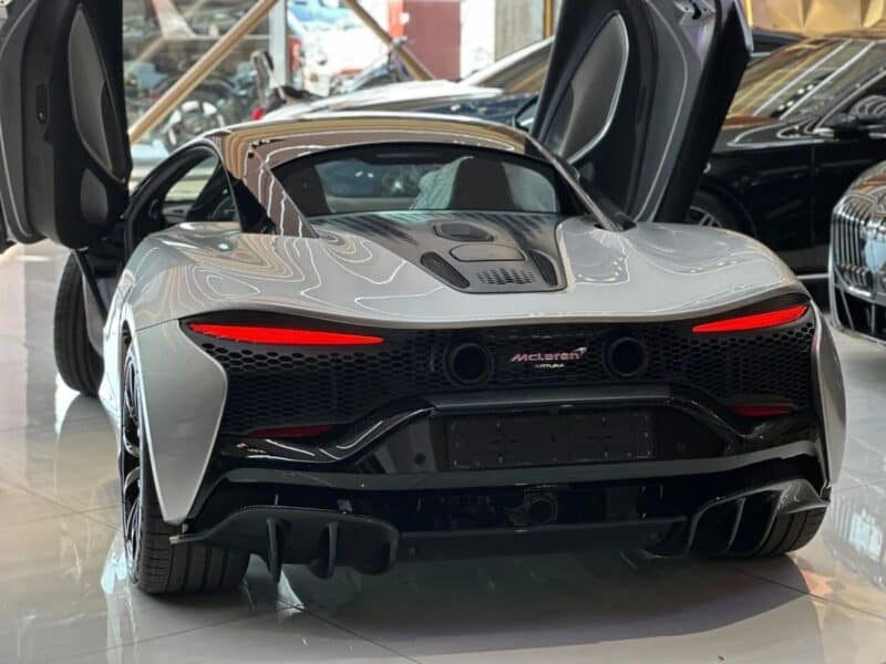 2023 McLaren Artura V6 3.0 Twin Electrically Actuated Turbochargers Silver White