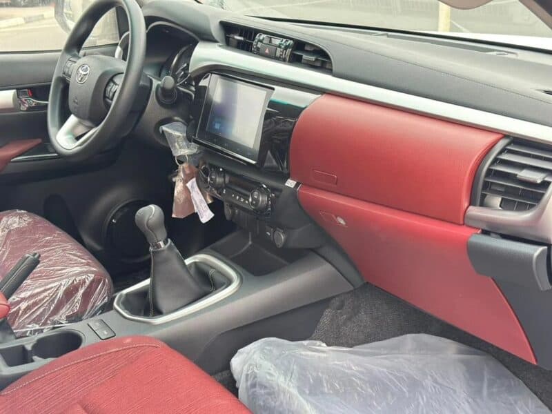 2025 Toyota Hilux SR 2.7L Petrol White Red GCC Specs