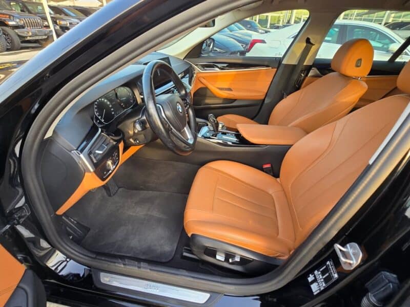 2022 BMW 520i M Kit 2.0 Liters 4 Cylinders Black Tan