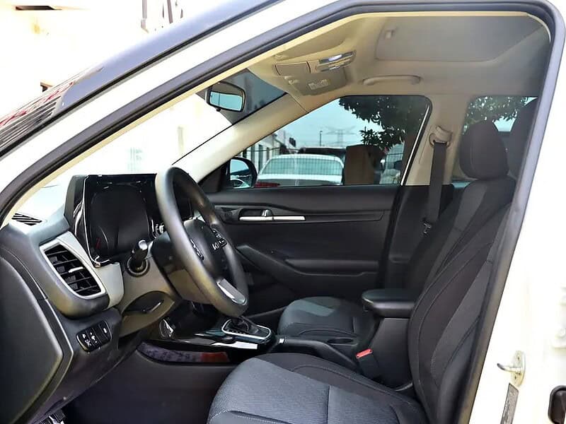 2023 Kia Seltos EX Full Option Neat and Clean Exterior White Black