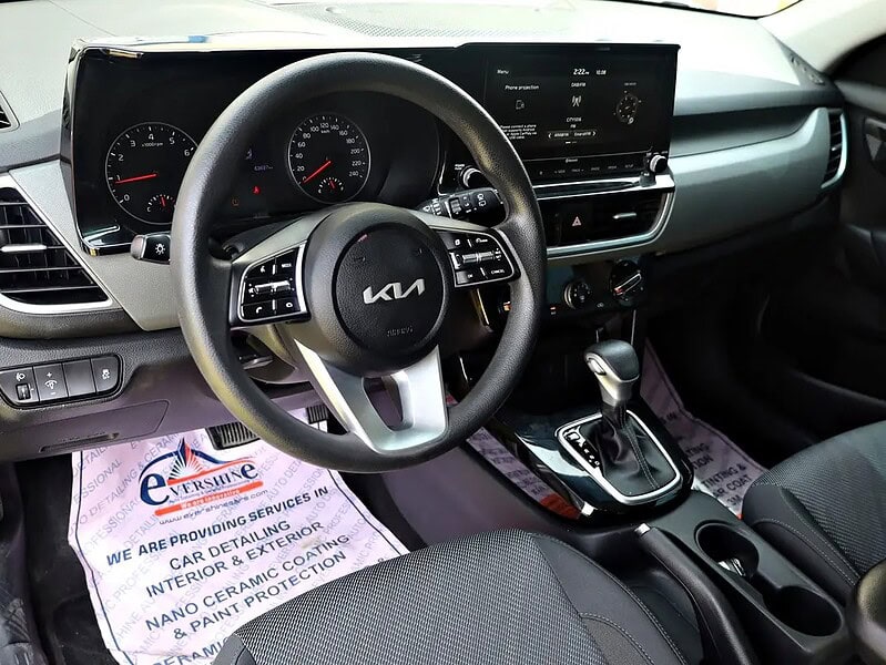 2023 Kia Seltos EX Full Option Neat and Clean Exterior White Black