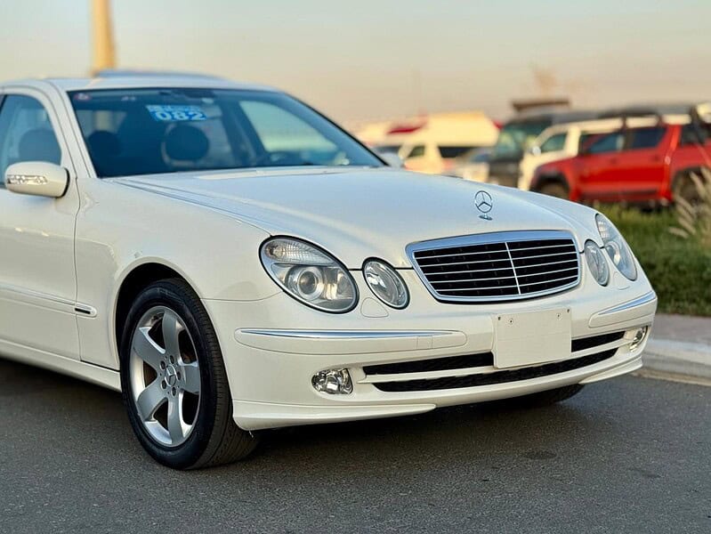 2004 Mercedes-Benz E 500 5.0 liters V8 Engine White Black
