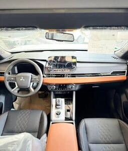 2024 Mitsubishi Outlander 2.5 litre 4 Cylinder Engine White Black