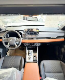 2024 Mitsubishi Outlander 2.5 litre 4 Cylinder Engine White Black