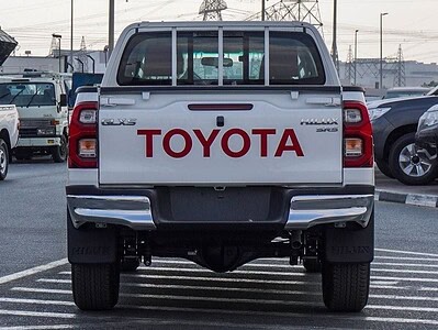 2025 Toyota Hilux GLX-S SR5 2.7L 4 Cylinder Engine GCC White Burgundy
