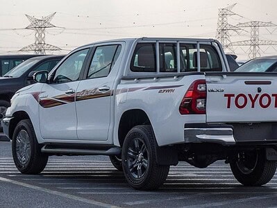 2025 Toyota Hilux GLX-S SR5 2.7L 4 Cylinder Engine GCC White Burgundy